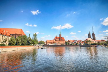 Wroclaw, Polonya - 18 Temmuz 2017: Wroclaw Old Town. Katedral adadır (Ostrow Tumski) şehrin en eski parçası. Oder Nehri, tekne ve bir yaz gününde tarihi binalar.