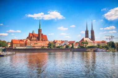 Wroclaw, Polonya - 18 Temmuz 2017: Wroclaw Old Town. Katedral adadır (Ostrow Tumski) şehrin en eski parçası. Oder Nehri, tekne ve bir yaz gününde tarihi binalar.