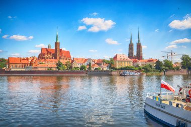 Wroclaw, Polonya - 18 Temmuz 2017: Wroclaw Old Town. Katedral adadır (Ostrow Tumski) şehrin en eski parçası. Oder Nehri, tekne ve bir yaz gününde tarihi binalar.