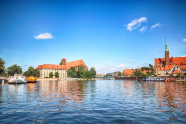 Wroclaw, Polonya - 18 Temmuz 2017: Wroclaw Old Town. Katedral adadır (Ostrow Tumski) şehrin en eski parçası. Oder Nehri, tekne ve bir yaz gününde tarihi binalar.