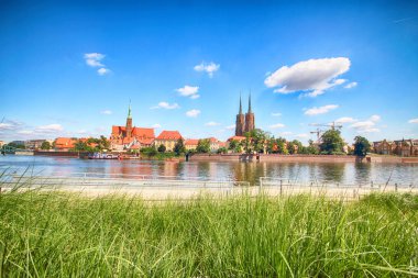 Wroclaw, Polonya - 18 Temmuz 2017: Wroclaw Old Town. Katedral adadır (Ostrow Tumski) şehrin en eski parçası. Oder Nehri, tekne ve bir yaz gününde tarihi binalar.