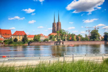 Wroclaw, Polonya - 18 Temmuz 2017: Wroclaw Old Town. Katedral adadır (Ostrow Tumski) şehrin en eski parçası. Oder Nehri, tekne ve bir yaz gününde tarihi binalar.