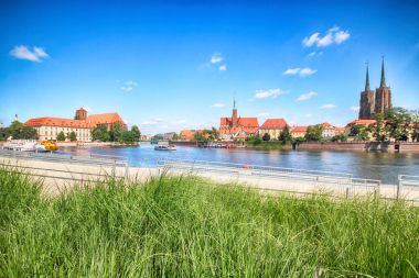 Wroclaw, Polonya - 18 Temmuz 2017: Wroclaw Old Town. Katedral adadır (Ostrow Tumski) şehrin en eski parçası. Oder Nehri, tekne ve bir yaz gününde tarihi binalar.