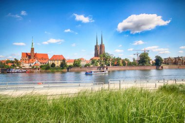 Wroclaw, Polonya - 18 Temmuz 2017: Wroclaw Old Town. Katedral adadır (Ostrow Tumski) şehrin en eski parçası. Oder Nehri, tekne ve bir yaz gününde tarihi binalar.