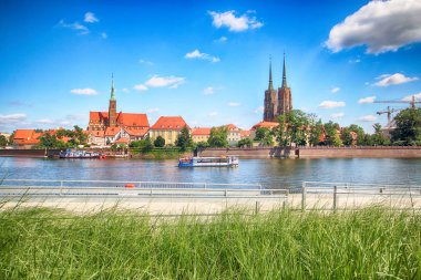 Wroclaw, Polonya - 18 Temmuz 2017: Wroclaw Old Town. Katedral adadır (Ostrow Tumski) şehrin en eski parçası. Oder Nehri, tekne ve bir yaz gününde tarihi binalar.