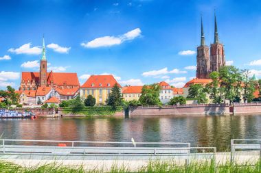 Wroclaw, Polonya - 18 Temmuz 2017: Wroclaw Old Town. Katedral adadır (Ostrow Tumski) şehrin en eski parçası. Oder Nehri, tekne ve bir yaz gününde tarihi binalar.
