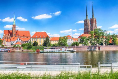 Wroclaw, Polonya - 18 Temmuz 2017: Wroclaw Old Town. Katedral adadır (Ostrow Tumski) şehrin en eski parçası. Oder Nehri, tekne ve bir yaz gününde tarihi binalar.