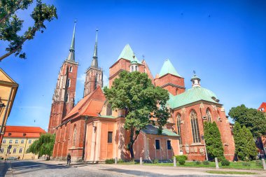Wroclaw, Polonya - 18 Temmuz 2017: Wroclaw Old Town. Katedral adadır (Ostrow Tumski) şehrin en eski parçası. Tarihi binalar bir yaz gününde. Aşağı Silezya, Polonya, Avrupa'nın başkenti.
