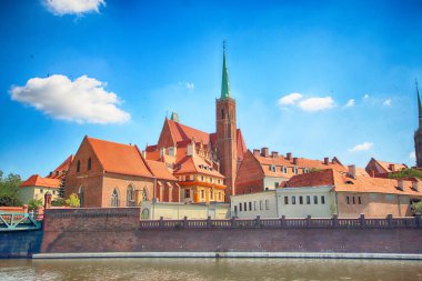 Wroclaw, Polonya - 18 Temmuz 2017: Wroclaw Old Town. Katedral adadır (Ostrow Tumski) şehrin en eski parçası. Oder Nehri, tekne ve bir yaz gününde tarihi binalar.