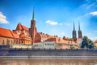Wroclaw, Polonya - 18 Temmuz 2017: Wroclaw Old Town. Katedral adadır (Ostrow Tumski) şehrin en eski parçası. Oder Nehri, tekne ve bir yaz gününde tarihi binalar.