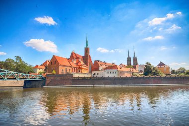 Wroclaw, Polonya - 18 Temmuz 2017: Wroclaw Old Town. Katedral adadır (Ostrow Tumski) şehrin en eski parçası. Oder Nehri, tekne ve bir yaz gününde tarihi binalar.
