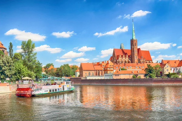 WROCLAW, POLAND - JULY 18, 2017: Wroclaw Old Town. Cathedral Island (Ostrow Tumski) is the oldest part of the city. Odra River, boats and historic buildings on a summer day. — Stock Photo, Image