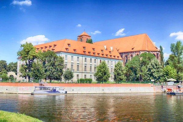 WROCLAW, POLONIA - 18 de julio de 2017: Ciudad Vieja de Wroclaw. La Isla Catedral (Ostrow Tumski) es la parte más antigua de la ciudad. Río Odra, barcos y edificios históricos en un día de verano . —  Fotos de Stock