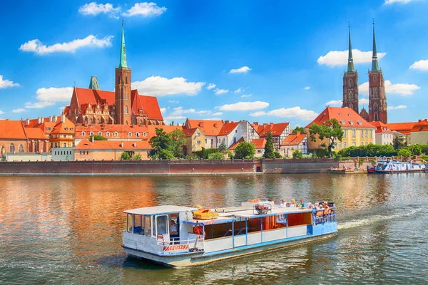 WROCLAW, POLÓNIA - 18 de julho de 2017: Cidade Velha de Wroclaw. Cathedral Island (Ostrow Tumski) é a parte mais antiga da cidade. Rio Odra, barcos e edifícios históricos em um dia de verão . — Fotografia de Stock