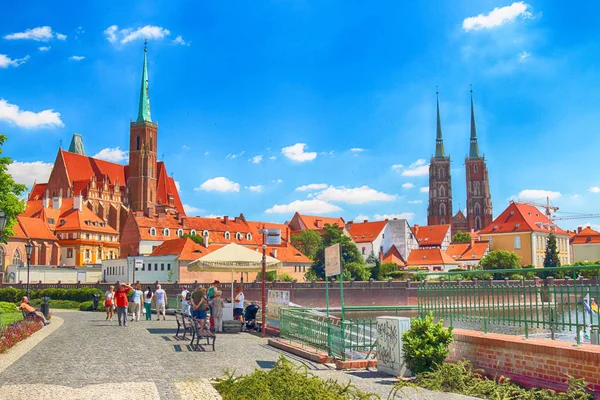 WROCLAW, POLÓNIA - 18 de julho de 2017: Cidade Velha de Wroclaw. Cathedral Island (Ostrow Tumski) é a parte mais antiga da cidade. Rio Odra, barcos e edifícios históricos em um dia de verão . — Fotografia de Stock