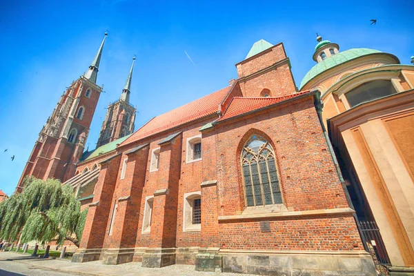 WROCLAW, POLAND - JULY 18, 2017: Wroclaw Old Town. Cathedral Island (Ostrow Tumski) adalah bagian tertua dari kota ini. Bangunan bersejarah pada hari musim panas. Ibukota Silesia Bawah, Polandia, Eropa . — Stok Foto