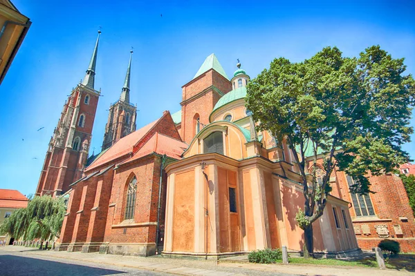 WROCLAW, POLAND - JULY 18, 2017: Wroclaw Old Town. Cathedral Island (Ostrow Tumski) adalah bagian tertua dari kota ini. Bangunan bersejarah pada hari musim panas. Ibukota Silesia Bawah, Polandia, Eropa . — Stok Foto