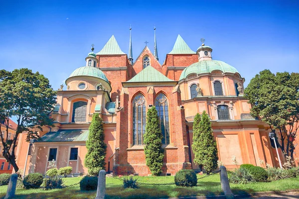 Wroclaw, Polonya - 18 Temmuz 2017: Wroclaw Old Town. Katedral adadır (Ostrow Tumski) şehrin en eski parçası. Tarihi binalar bir yaz gününde. Aşağı Silezya, Polonya, Avrupa'nın başkenti.