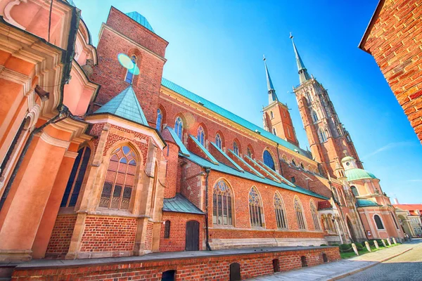 Wroclaw, Polonya - 18 Temmuz 2017: Wroclaw Old Town. Katedral adadır (Ostrow Tumski) şehrin en eski parçası. Tarihi binalar bir yaz gününde. Aşağı Silezya, Polonya, Avrupa'nın başkenti.