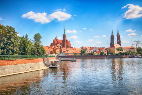 WROCLAW, POLONIA - 18 LUGLIO 2017: Wroclaw Old Town. Cathedral Island (Ostrow Tumski) è la parte più antica della città. Fiume Odra, barche ed edifici storici in una giornata estiva . — Foto Stock
