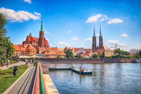Wroclaw, Polonya - 18 Temmuz 2017: Wroclaw Old Town. Katedral adadır (Ostrow Tumski) şehrin en eski parçası. Oder Nehri, tekne ve bir yaz gününde tarihi binalar.