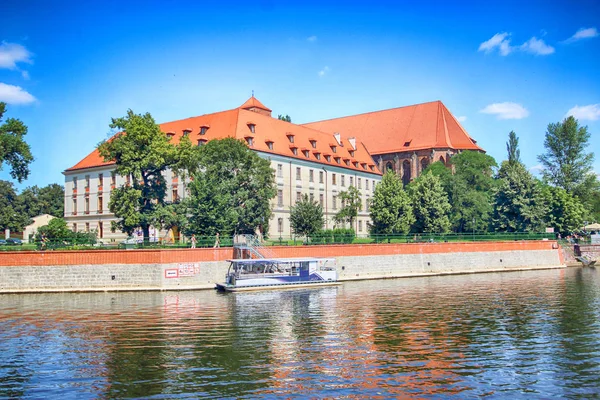 WROCLAW, POLONIA - 18 de julio de 2017: Ciudad Vieja de Wroclaw. La Isla Catedral (Ostrow Tumski) es la parte más antigua de la ciudad. Río Odra, barcos y edificios históricos en un día de verano . — Foto de Stock