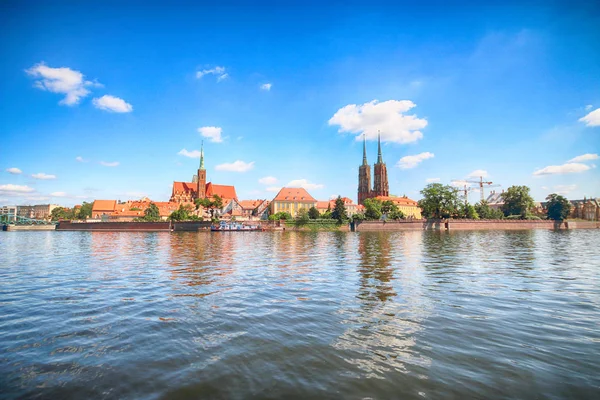 Wrocław, Polska - 18 lipca 2017: Wrocław stare miasto. Ostrów Tumski (Ostrów Tumski) jest najstarszą częścią miasta. Rzeka Odra, łodzie i zabytkowe budynki w letni dzień. — Zdjęcie stockowe