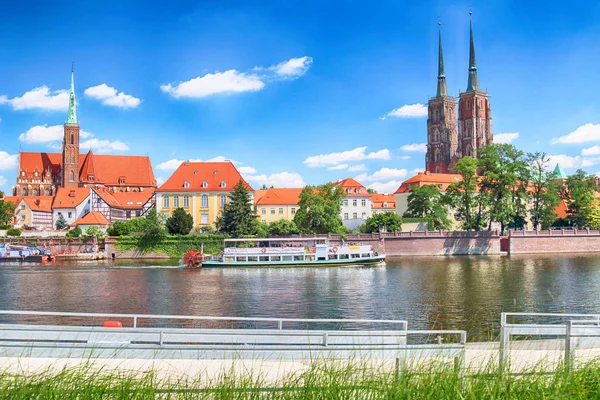 Wroclaw, Polonya - 18 Temmuz 2017: Wroclaw Old Town. Katedral adadır (Ostrow Tumski) şehrin en eski parçası. Oder Nehri, tekne ve bir yaz gününde tarihi binalar.