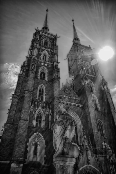 WROCLAW, POLAND - JULY 18, 2017: Wroclaw Old Town. Cathedral Island (Ostrow Tumski) is the oldest part of the city. Historic buildings on a summer day. Capital of Lower Silesia, Poland, Europe. — Stock Photo, Image