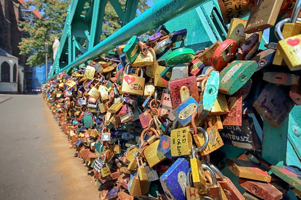 WROCLAW, POLAND - JULY 18, 2017: Wroclaw Old Town. The Famous Love Padlocks hanging on Tumski Bridge. Cathedral Island (Ostrow Tumski) is the oldest part of the city. — Stock Photo, Image