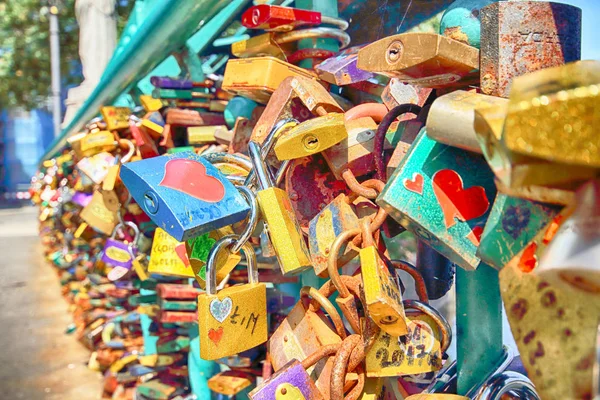 WROCLAW, POLÓNIA - 18 de julho de 2017: Cidade Velha de Wroclaw. Os famosos Cadeados do Amor pendurados na Ponte Tumski. Cathedral Island (Ostrow Tumski) é a parte mais antiga da cidade . — Fotografia de Stock