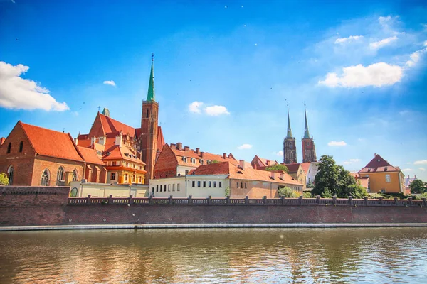 Wroclaw, Polonya - 18 Temmuz 2017: Wroclaw Old Town. Katedral adadır (Ostrow Tumski) şehrin en eski parçası. Oder Nehri, tekne ve bir yaz gününde tarihi binalar.