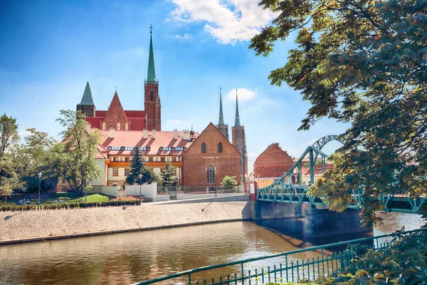 WROCLAW, POLONIA - 18 de julio de 2017: Ciudad Vieja de Wroclaw. La Isla Catedral (Ostrow Tumski) es la parte más antigua de la ciudad. Río Odra, barcos y edificios históricos en un día de verano . — Foto de Stock
