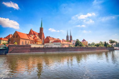 Wroclaw, Polonya - 18 Temmuz 2017: Wroclaw Old Town. Katedral adadır (Ostrow Tumski) şehrin en eski parçası. Oder Nehri, tekne ve bir yaz gününde tarihi binalar.