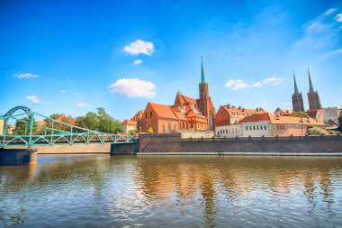 Wroclaw, Polonya - 18 Temmuz 2017: Wroclaw Old Town. Katedral adadır (Ostrow Tumski) şehrin en eski parçası. Oder Nehri, tekne ve bir yaz gününde tarihi binalar.