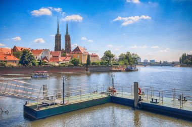 Wroclaw, Polonya - 18 Temmuz 2017: Wroclaw Old Town. Katedral adadır (Ostrow Tumski) şehrin en eski parçası. Oder Nehri, tekne ve bir yaz gününde tarihi binalar.