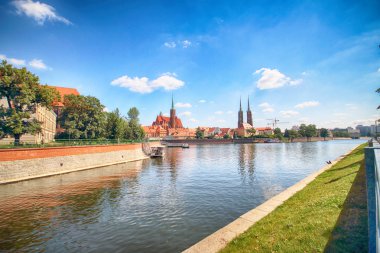 Wroclaw, Polonya - 18 Temmuz 2017: Wroclaw Old Town. Katedral adadır (Ostrow Tumski) şehrin en eski parçası. Oder Nehri, tekne ve bir yaz gününde tarihi binalar.
