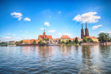 Wroclaw, Polonya - 18 Temmuz 2017: Wroclaw Old Town. Katedral adadır (Ostrow Tumski) şehrin en eski parçası. Oder Nehri, tekne ve bir yaz gününde tarihi binalar.