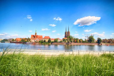 Wroclaw, Polonya - 18 Temmuz 2017: Wroclaw Old Town. Katedral adadır (Ostrow Tumski) şehrin en eski parçası. Oder Nehri, tekne ve bir yaz gününde tarihi binalar.