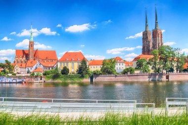 Wroclaw, Polonya - 18 Temmuz 2017: Wroclaw Old Town. Katedral adadır (Ostrow Tumski) şehrin en eski parçası. Oder Nehri, tekne ve bir yaz gününde tarihi binalar.