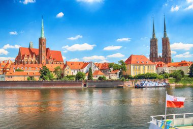 Wroclaw, Polonya - 18 Temmuz 2017: Wroclaw Old Town. Katedral adadır (Ostrow Tumski) şehrin en eski parçası. Oder Nehri, tekne ve bir yaz gününde tarihi binalar.