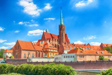 Wroclaw, Polonya - 18 Temmuz 2017: Wroclaw Old Town. Katedral adadır (Ostrow Tumski) şehrin en eski parçası. Oder Nehri, tekne ve bir yaz gününde tarihi binalar.