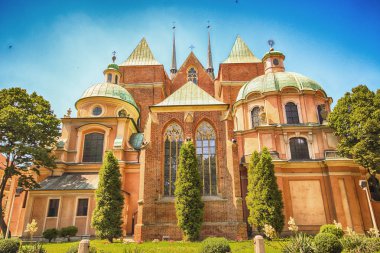 Wroclaw, Polonya - 18 Temmuz 2017: Wroclaw Old Town. Katedral adadır (Ostrow Tumski) şehrin en eski parçası. Tarihi binalar bir yaz gününde. Aşağı Silezya, Polonya, Avrupa'nın başkenti.