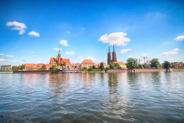 Wroclaw, Polonya - 18 Temmuz 2017: Wroclaw Old Town. Katedral adadır (Ostrow Tumski) şehrin en eski parçası. Oder Nehri, tekne ve bir yaz gününde tarihi binalar.