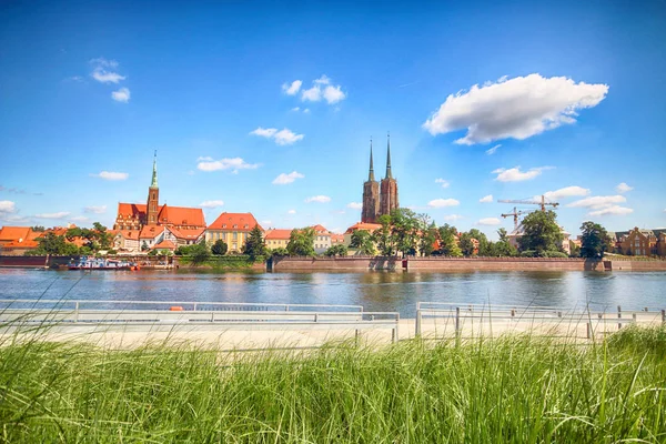 WROCLAW, POLONIA - 18 de julio de 2017: Ciudad Vieja de Wroclaw. La Isla Catedral (Ostrow Tumski) es la parte más antigua de la ciudad. Río Odra, barcos y edificios históricos en un día de verano . — Foto de Stock