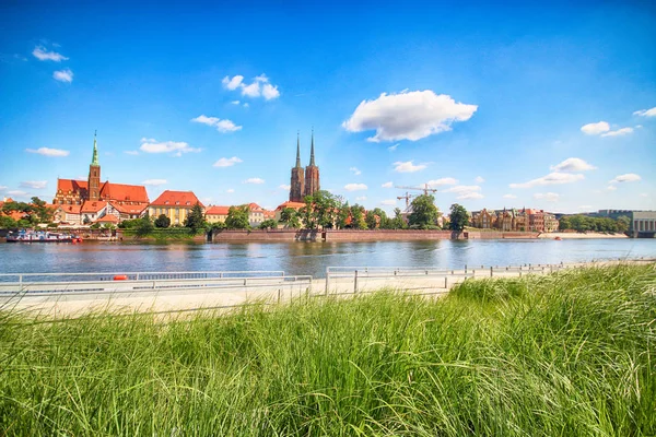 Wroclaw, Polonya - 18 Temmuz 2017: Wroclaw Old Town. Katedral adadır (Ostrow Tumski) şehrin en eski parçası. Oder Nehri, tekne ve bir yaz gününde tarihi binalar.