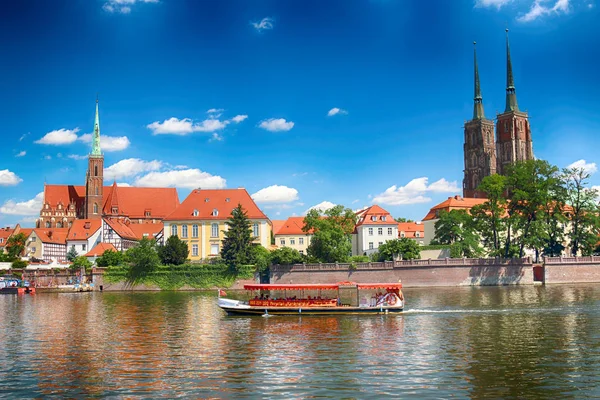Wroclaw, Polonya - 18 Temmuz 2017: Wroclaw Old Town. Katedral adadır (Ostrow Tumski) şehrin en eski parçası. Oder Nehri, tekne ve bir yaz gününde tarihi binalar.