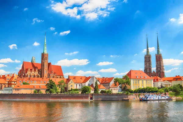 Wroclaw, Polonya - 18 Temmuz 2017: Wroclaw Old Town. Katedral adadır (Ostrow Tumski) şehrin en eski parçası. Oder Nehri, tekne ve bir yaz gününde tarihi binalar.