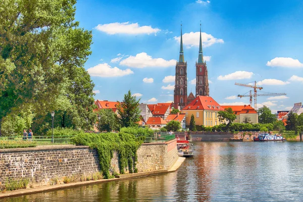 Wroclaw, Polonya - 18 Temmuz 2017: Wroclaw Old Town. Katedral adadır (Ostrow Tumski) şehrin en eski parçası. Oder Nehri, tekne ve bir yaz gününde tarihi binalar.