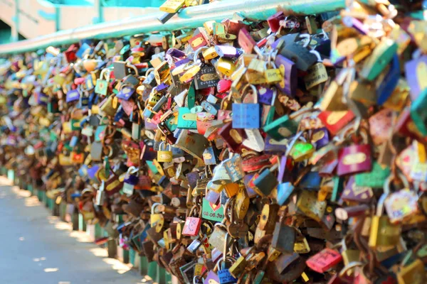 WROCLAW, POLAND - JULY 18, 2017: Wroclaw Old Town. The Famous Love Padlocks hanging on Tumski Bridge. Cathedral Island (Ostrow Tumski) is the oldest part of the city. — Stock Photo, Image